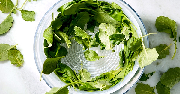 https://saladplanet.com/media/images/20191009/what-is-a-salad-spinner-and-why-to-use-one-og.jpg